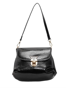 Sac sous le bras noir brillant avec fermoir doré et bandoulière élégante sur fond blanc