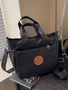 Sac fourre-tout polyvalent en toile noire avec écusson logo et bandoulière amovible pour femme