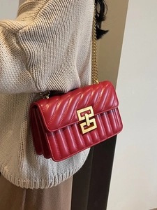Sac bandoulière en cuir matelassé rouge avec chaîne dorée et coutures en V
