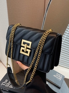 Sac bandoulière en cuir noir matelassé avec chaîne dorée et fermoir élégant