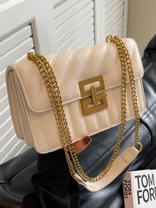 Sac à bandoulière élégant en cuir matelassé crème avec chaîne dorée et fermoir géométrique