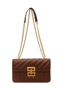 Sac bandoulière matelassé marron foncé avec fermoir géométrique doré et bandoulière chaîne