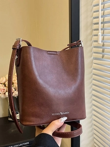 Borsa a secchiello minimalista in pelle testa di moro con tracolla regolabile e dettagli argento