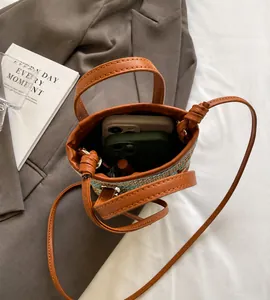 Detailansicht der Stroh-Eimertasche innen mit Platz für Smartphones und Lippenstift