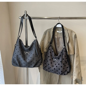 Détails des sacs hobo gris avec motif à pois noirs et boucles en forme de nœud argenté