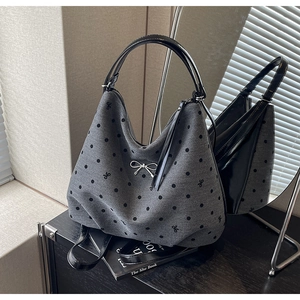 Sac bandoulière en toile à pois avec nœuds noirs et boucle papillon en métal argenté