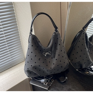 Sac cabas en toile à pois avec détail nœud argenté et pompon noir sur la fermeture
