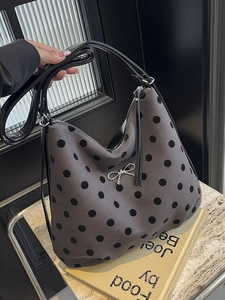 Grand sac cabas gris à pois noirs avec nœud argenté et bandoulière noire brillante