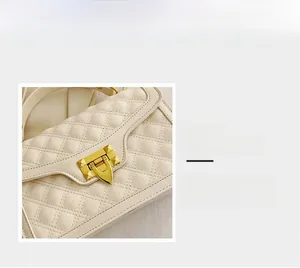 Détail du fermoir doré et de la texture matelassée sur le sac à bandoulière beige chic