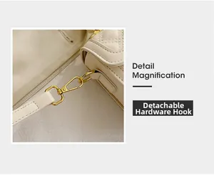 Vue détaillée du crochet en métal doré amovible sur un sac à main beige matelassé chic