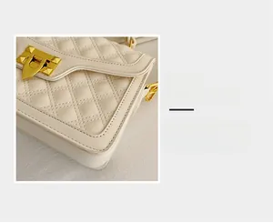 Détail macro montrant les coutures de qualité et la texture matelassée crème du sac
