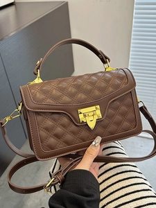 Sac bandoulière matelassé marron avec boucle dorée et poignée en style lifestyle