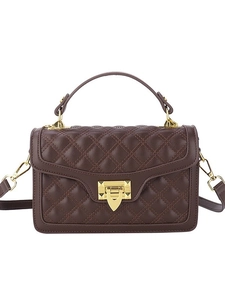 Sac bandoulière marron matelassé avec fermoir doré et poignée au design carré élégant