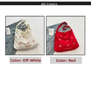 Dettagli delle borse tote in velluto a coste bianco crema e rosso con scritta Future