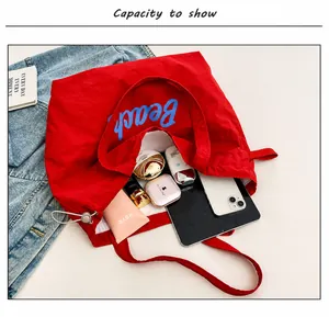 Bolso tote de nailon rojo espacioso que muestra gran capacidad para tablet y accesorios
