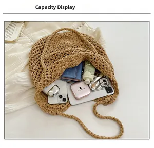 Vue de dessus du sac tissé marron montrant sa grande capacité pour téléphone et cosmétique