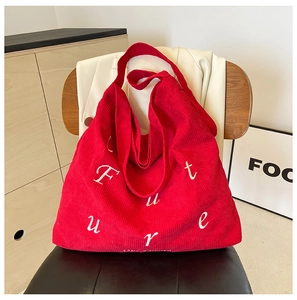 Dettaglio della trama della borsa tote in velluto rosso con ricamo Future bianco
