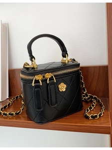 Mini bolso cubo acolchado negro con cadena dorada y adorno de flor elegante