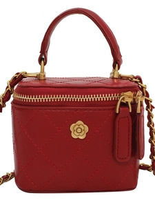 Mini bolso cubo rojo de cuero acolchado con logo de flor dorada y asa de cadena