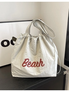 Bolso tote minimalista de nailon blanco con texto Beach rojo para ocio y vacaciones