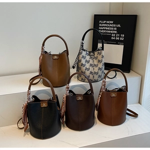 Vintage Eimertaschen in verschiedenen Farben mit Seidenschal-Griffen auf einem Display