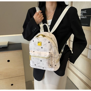 Detail eines weißen Mini-Rucksacks mit süßen Bärenmustern und goldenen Reißverschlüssen