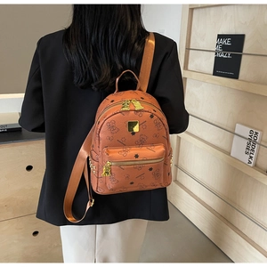 Brauner Mini-Rucksack mit Bärenprint und goldenen Bären-Reißverschlüssen am Model