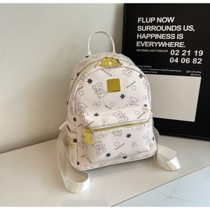Details des weißen Mini-Rucksacks mit schwarzen Bärenmustern und goldenen Beschlägen
