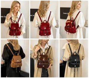 Vistas múltiples de una pequeña mochila de cuero brillante en colores burdeos y café