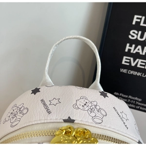 Detailaufnahme des cremeweißen Lederrucksacks mit Bärenprint und goldenen Reißverschlüssen