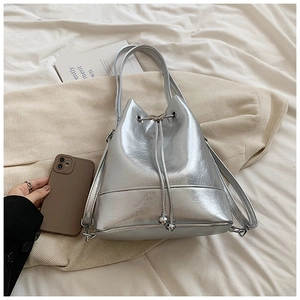 Dettaglio della borsa a secchiello argento con trama metallica e chiusura a coulisse