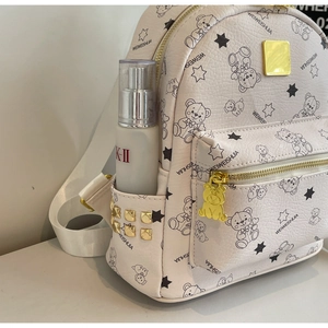 Detailansicht der Rucksack-Seitentasche mit quadratischen Nieten und Bärenmustern