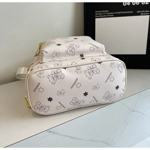 Detail eines weißen Leder-Rucksacks mit schwarzen Bären-Prints und goldfarbenen Elementen