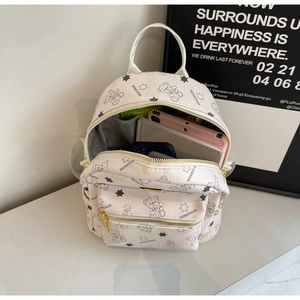 Innenansicht des Mini-Rucksacks aus weißem Leder mit Stauraum für Handy und Geldbörse