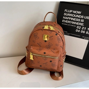 Detailansicht eines braunen PU-Lederrucksacks mit Bärenprint und goldenem Reißverschluss