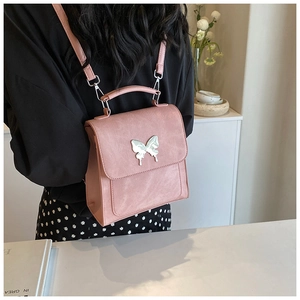 Sac à dos rose avec ornement papillon en métal argenté et bretelles réglables