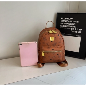 Detailansicht eines braunen Mini-Rucksacks mit Bärenmuster und goldener Bären-Anhänger