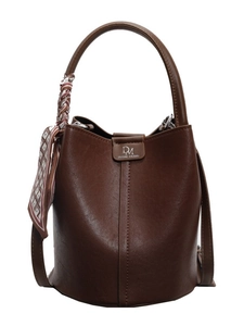 Dunkelbraune Retro Eimertasche mit dekorativem Seidenschal und verstellbarem Schultergurt