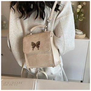 Mini sac à dos en similicuir blanc crème avec une décoration papillon en bronze vintage