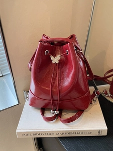 Borsa a Secchiello da Donna in Pelle PU Metallizzata Lucida a Pieghe Con Coulisse e Decorazione a Farfalla in Metallo Zaino Casual Quotidiano