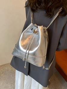 Zaino a secchiello argento metallizzato con dettaglio farfalla dorata e coulisse
