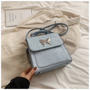 Détail du sac en cuir PU bleu clair avec fermoir papillon argenté élégant