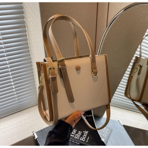 Detail der zweifarbigen Shopper-Tasche aus Leder mit Kieselmaserung und Metallhaken
