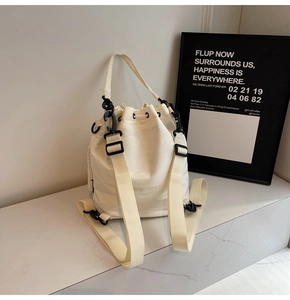 Detail der minimalistischen cremefarbenen Segeltuchtasche mit schwarzem Riemen
