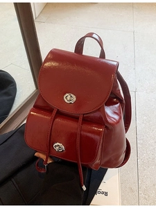 Mini mochila elegante de charol burdeos con cierre de giro y bolsillo con solapa