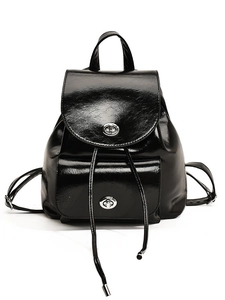 Mochila de cuero negro brillante con cierre de giro plateado y cordón sobre fondo blanco