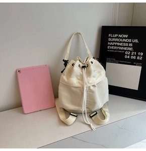 Detail des cremeweißen wasserabweisenden Tunnelzug-Rucksacks mit strapazierfähigem Nylon-Gewebe