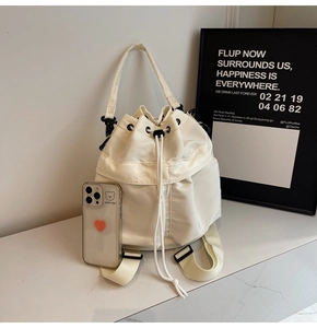 Nahaufnahme des cremefarbenen wasserdichten Nylon-Rucksacks mit Kordelzug-Detail