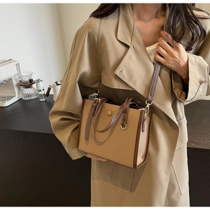 Khaki Handtasche aus strukturiertem Leder mit Rundschnalle und verstellbarem Schultergurt