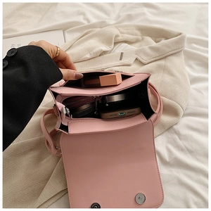 Intérieur du sac bandoulière rose montrant les compartiments et la poche zippée